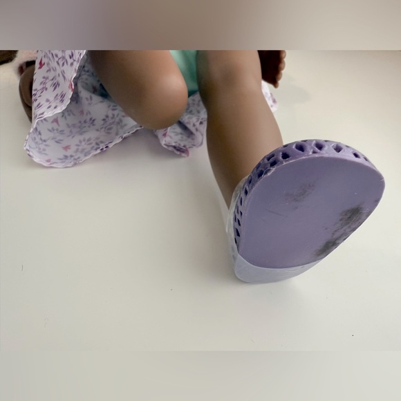 18โ Our Generation - Suzee With Amputated Leg (Stand included) - Picture 10 of 11